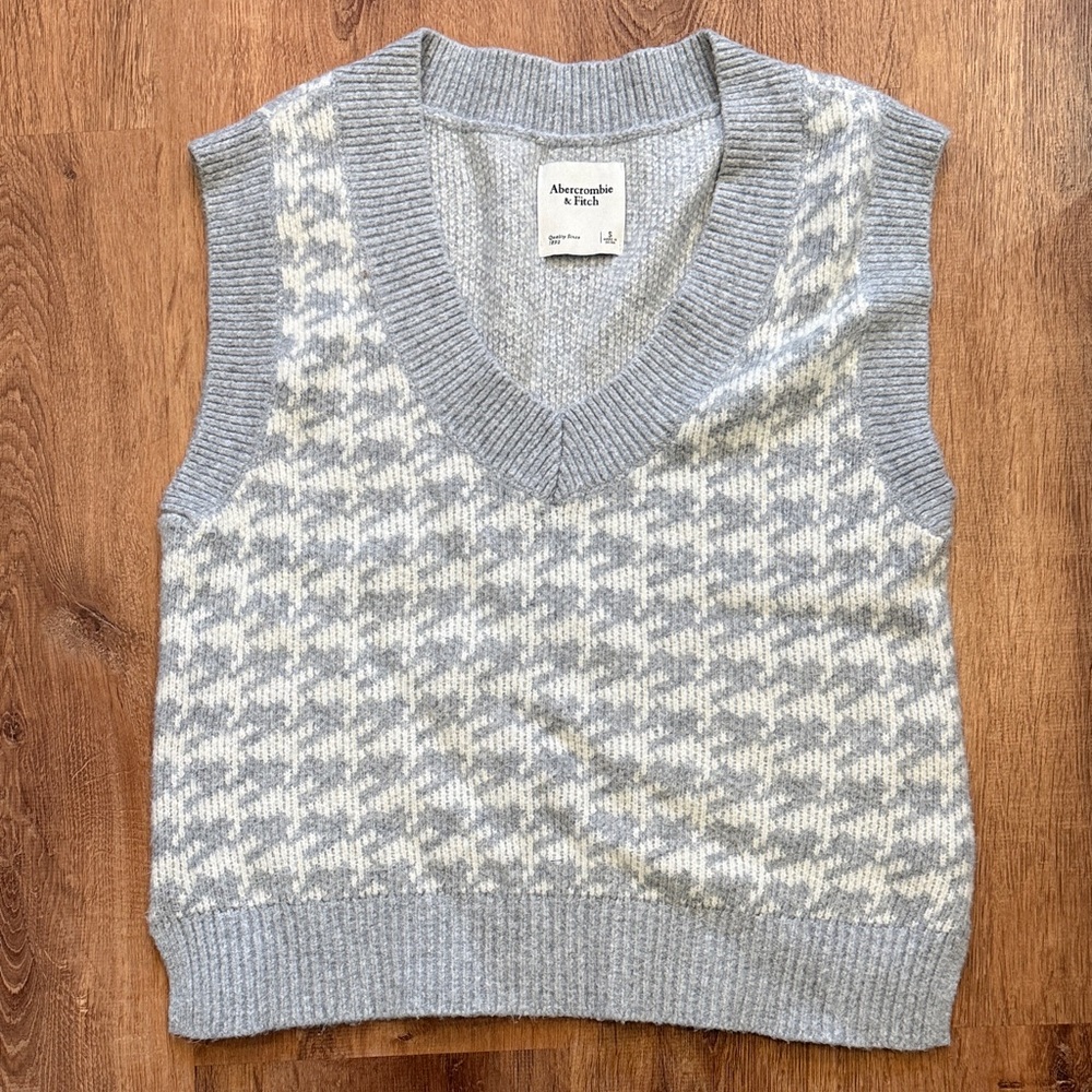 Abercrombie & Fitch Light Gray and Cream Houndstooth V-Neck Sweater Vest